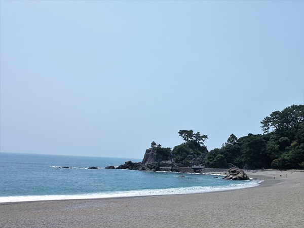 桂浜の海辺